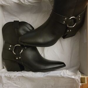 Elegant Black Heeled Boots